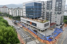 한전KPS 광교사옥 신축…공사 지연에 현장마저 난장판