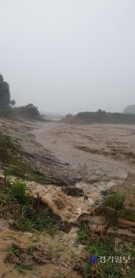 이천 율면 산양저수지 일부 붕괴로 주민 긴급 대피…산양1리 마을회관 침수 | 포토뉴스