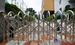 코로나19 확진자 발생으로 출입 통제 중인 용인 죽전고