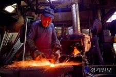 폭염과 화덕의 열기를 이겨내는 대장장이의 열정
