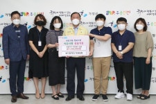 가평군청 복지정책과 직원일동 이웃돕기 성금 가평군에 전달