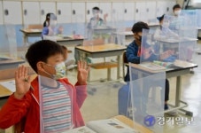[경기포토] 거리두기 수업 중인 초등학교 1학년 학생들