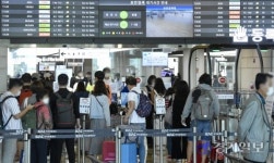 [포토뉴스] 추석 앞두고 인파로 붐비는 김포공항