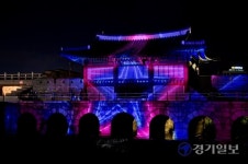 [포토뉴스] 화려한 조명으로 빛나는 2020 수원 믈·빛 향연