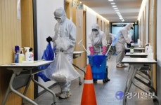 [포토뉴스] 임시 생활치료시설 마련하는 수원 유스호스텔