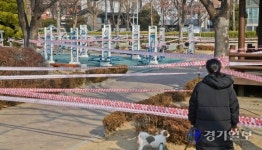 [포토뉴스] 코로나19로 거미줄처럼 출입제한선 쳐진 놀이터