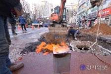 [포토뉴스] 인천 가천대길병원 사거리 상수도관 파열...복구공사 이틀째
