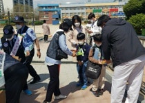 실버경찰봉사대 수원지회, 고색초에 노트 1천500권 전달