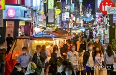 [현장 그곳&] 같은 공간, 다른 세상 수원역을 가다… 코로나 사태 속 상반되는 역 앞 풍경