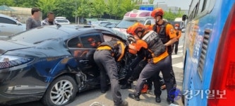 인천 부평구청사거리서 버스-승용차 충돌…버스승객 등 다쳐