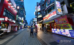 거리두기 4단계 첫날, 수원역 로데오거리 한산 [포토뉴스]