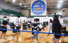 고3·교직원 백신 접종중인 인천 선학체육관 [포토뉴스]