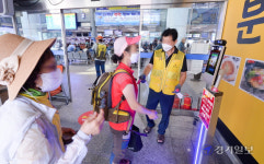 거리두기 4단계 인천항 연안여객터미널 발열검사 [포토뉴스]
