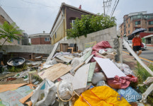 [현장, 그곳&] 빈집 앞 쓰레기 산더미... 수원 지동10구역 우범지역 우려