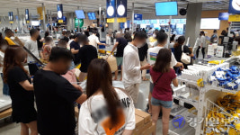거리두기 안지키는 경기지역 한 대형 유통센터