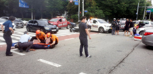 안양 방축사거리서 승용차와 오토바이 2대 연쇄충돌…2명 부상