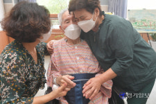 엄마 보고 싶었어…요양병원 면회 첫날 경기도 곳곳엔 웃음꽃과 눈물바다