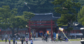 내일 추석... 수원화성행궁 찾은 시민들 [포토뉴스]