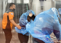 [현장] 흔들리고 떨어지고…생생한 인천국민안전체험관을 가다