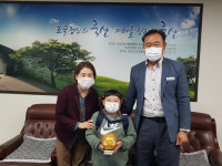 안성 초등학교 1학년 3년간 모은 동전 저금통 어려운 친구에게 기부