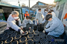 의정부 경찰들 연탄나눔행사 [포토뉴스]