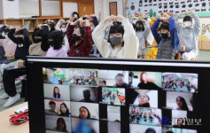 초등학교 졸업식도 화상으로 [포토뉴스]