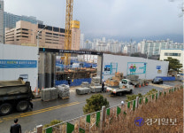 군포 로데오거리 주차건물, 건축자재 불법점용…주민들 통행 불편