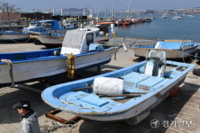 [현장, 그곳&] “수리 시설 없어” 배 고치러 ’원정’ 떠나는 안산 선주