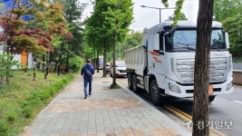 [현장, 그곳&] 수십m 화물차·트럭 빼곡...11년째 개선효과 꽝