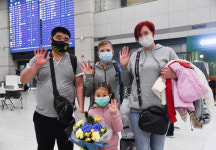 가족과 돌아왔다 역경 헤치고 다시 한국 땅 밟은 빌리안