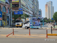 ‘길막고 불법주차에 현수막으로 신호등 가리기’ 인천지역 지방선거 무법천지