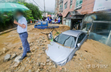 폭우로 밀려든 토사에  엉망이 된 광주시 목현동 주택가 [포토뉴스]