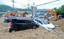 폭우로 밀려든 토사에  엉망이 된 광주시 목현동 주택가 [포토뉴스]