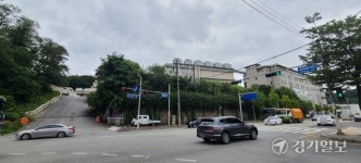 [현장의 목소리] 시흥·안양 도로 위 축산車 분뇨 ‘줄줄’… 주민 ‘악취’ 고통