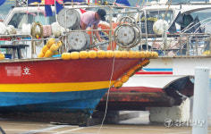 태풍 힌남노 피해 어선 옮기는 거잠포선착장 어민들 [포토뉴스]