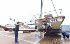 태풍 힌남노 피해 어선 옮기는 거잠포선착장 어민들 [포토뉴스]