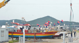 태풍 힌남노 피해 어선 옮기는 거잠포선착장 어민들 [포토뉴스]