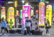 아이들도 오는 분수광장 낯 뜨거운 광고물로 도배 [포토뉴스]
