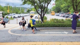 [꿈꾸는 경기교육] 용인 성산초, 교통편의 개선 앞장, 통학버스 승강장 조성 보행로 확보