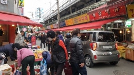 [현장의 목소리] 의정부 제일시장 도로 점령한 ‘점포 매대’
