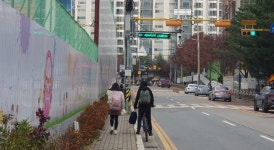 [현장, 그곳&] 덤프트럭 ‘쌩쌩’, 깨진 보도블록… 통학로 안전 ‘빨간불’