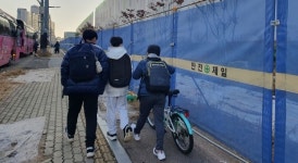[현장, 그곳&] 덤프트럭 ‘쌩쌩’, 깨진 보도블록… 통학로 안전 ‘빨간불’