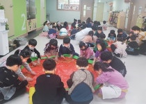 [꿈꾸는 경기교육] “직접 모종 심고 키운 무가 재료” 시흥가온유치원, 김장 체험 진행