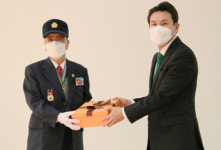 6.25참전유공자회 수원지회, 신천지예수교회에 기념 선물 전달