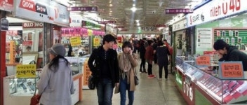 수원 역전지하도상가…온라인보다 싼 휴대폰매장 즐비