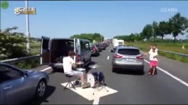 공연장으로 변신, 정체된 도로를