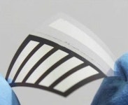 손목에 감쌀 수 있는 플라스틱 태양전지 나왔다