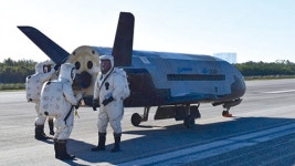 비밀 임무 수행하고 2년 만에 우주에서 돌아온 X-37B