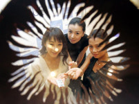 비 올 때는 콘택트렌즈 벗고 안경 쓰자