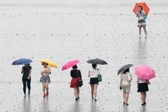 전국 흐리고 곳곳 비, 남해안·제주 장맛비 